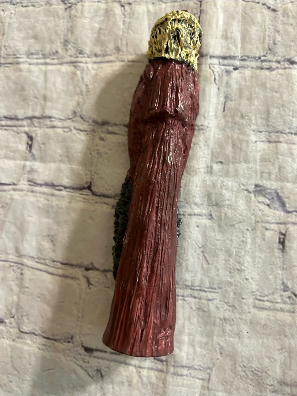 GRUNGY WHIMSICAL PENCIL SANTA WITH OLD FASHION WREATH FIGURINE